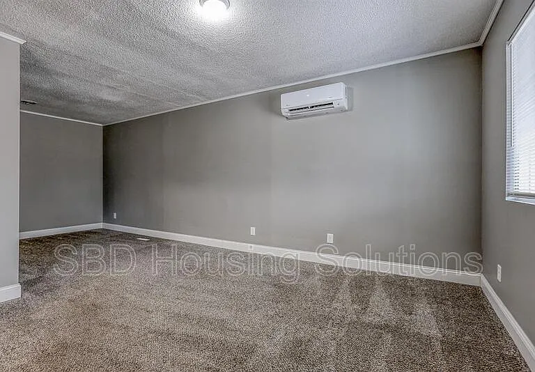 1027 E Parker Ave — Photo 2