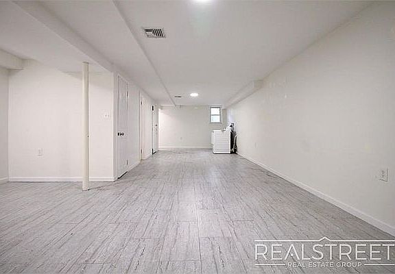 5th image of 251 Patchen Ave