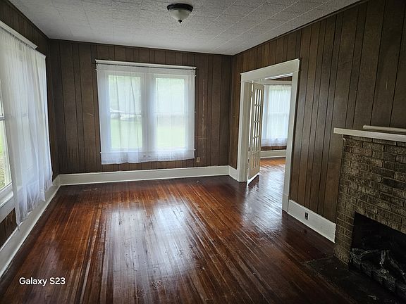 5th image of 319 Chester St
