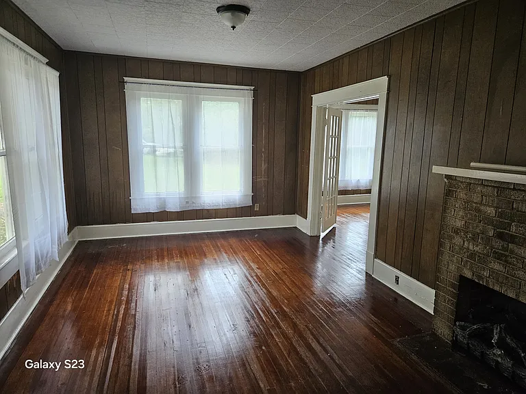 319 Chester St — Photo 5