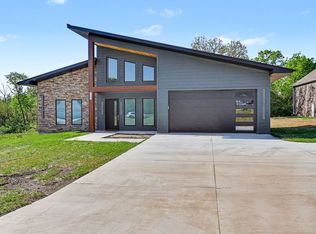 1507 Shady Brook Ln, Pella, IA 50219