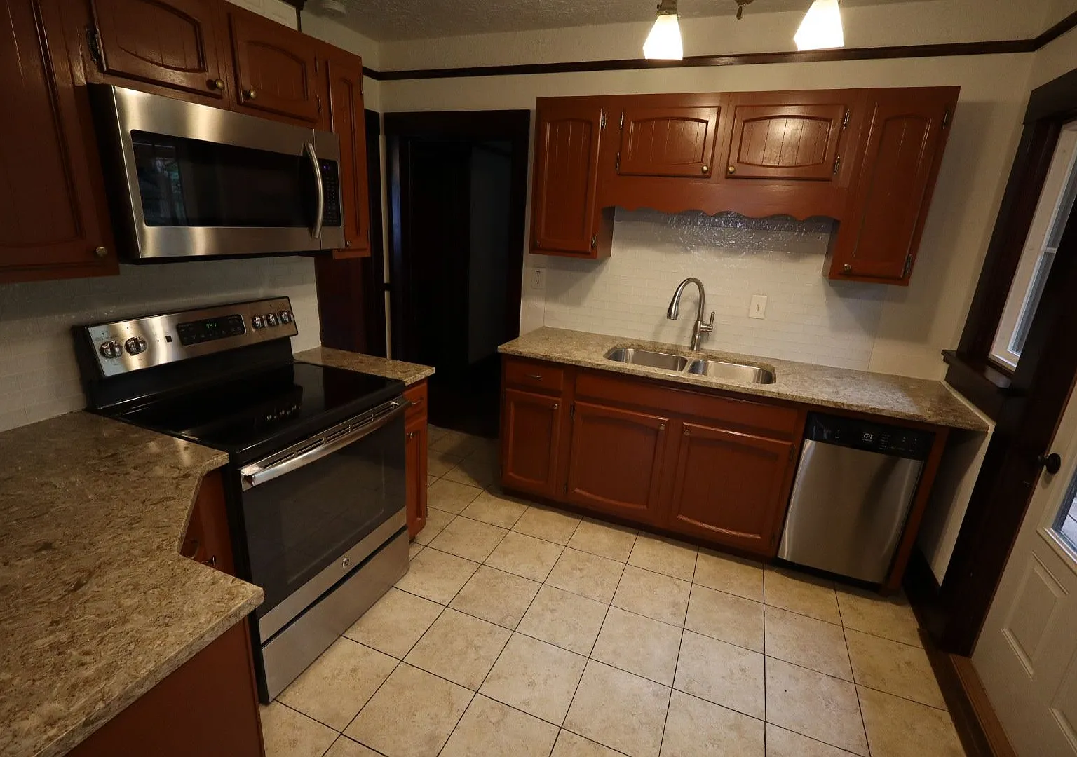 3 Bedroom House On Purdue Campus - Short Term Lease Available Now — Photo 2