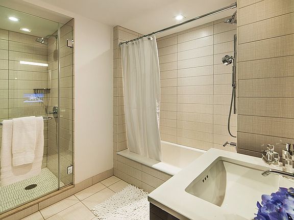 5th image of 227 W 77th St APT 5G