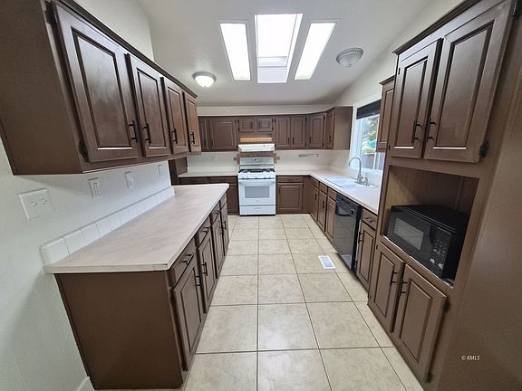 3rd image of 853 W Navajo Dr