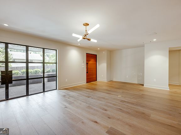 3rd image of 1554 Lumpkin St #1