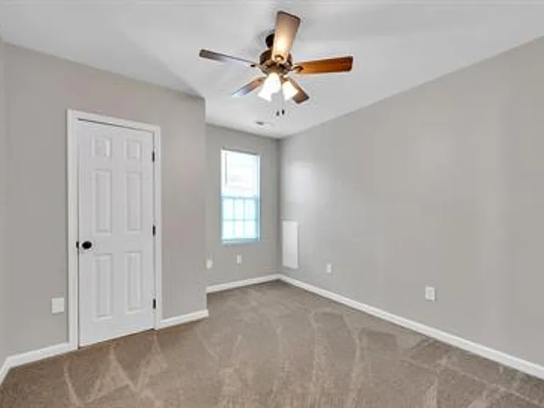 1009 Elkin St — Photo 3