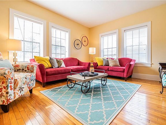 3rd image of 210 22nd Ave NE APT 2