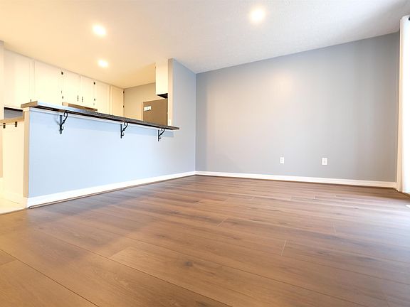 4th image of 712 E Waterloo Ct