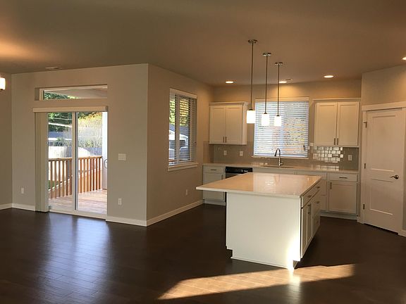 3rd image of 626 NW Gardenia Way