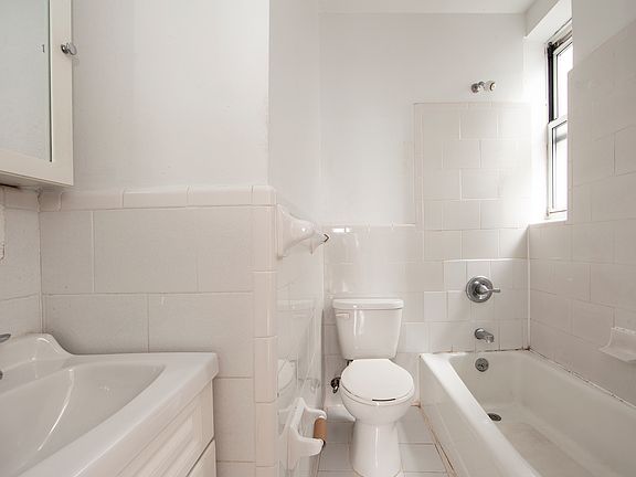 4th image of 260 E 10th St APT 5