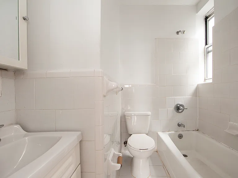 260 E 10th St #5 — Photo 6