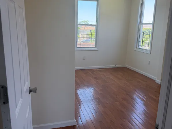 (undisclosed Address), Arverne, NY 11692