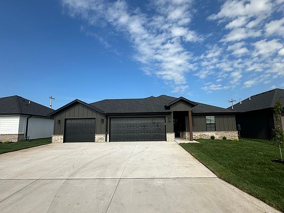 3rd image of 863 S Silverwood Ln