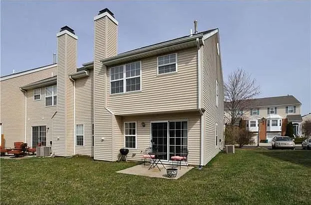 3 bed, 2.5 bath, 1496 sqft, $2,600 — Photo 2