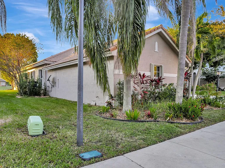 6355 NW 107th Ter — Photo 5