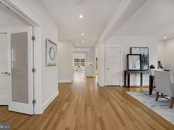 5th image of 211 E Del Ray Ave