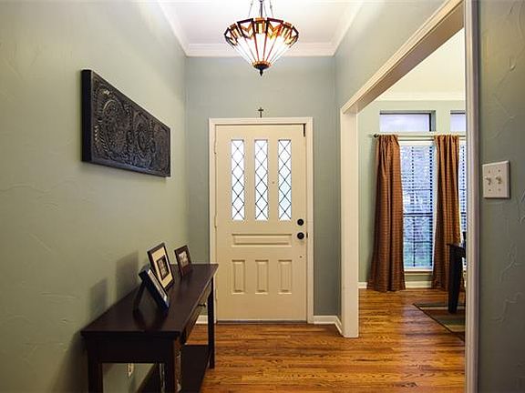 2nd image of 1330 Surrey Ct