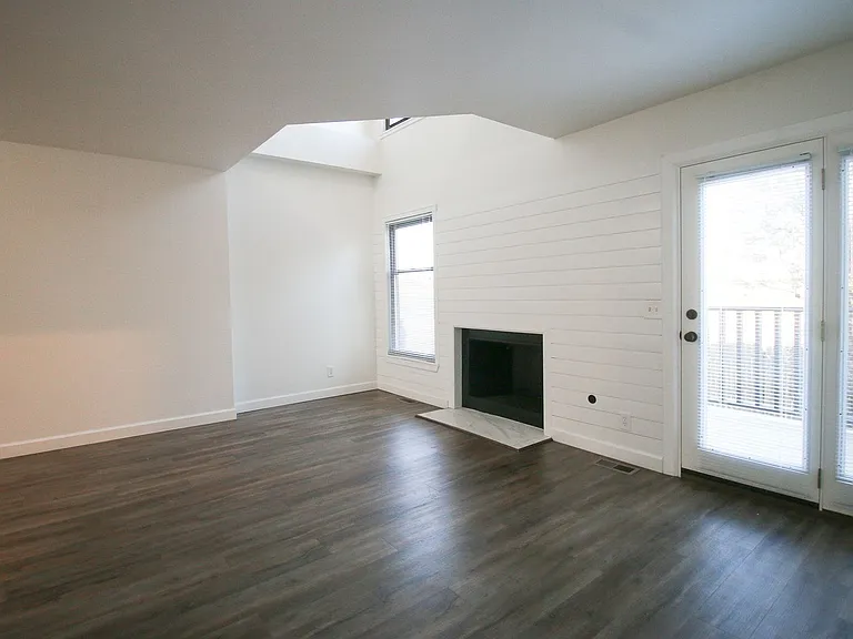 1225 S Lawton Ave — Photo 6