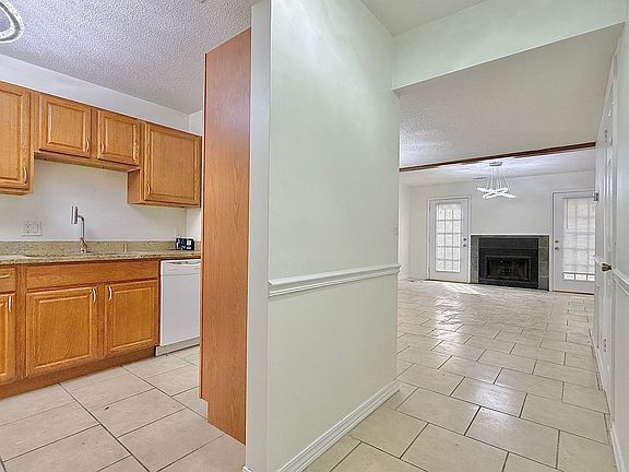 3rd image of 727 S Main St APT 107