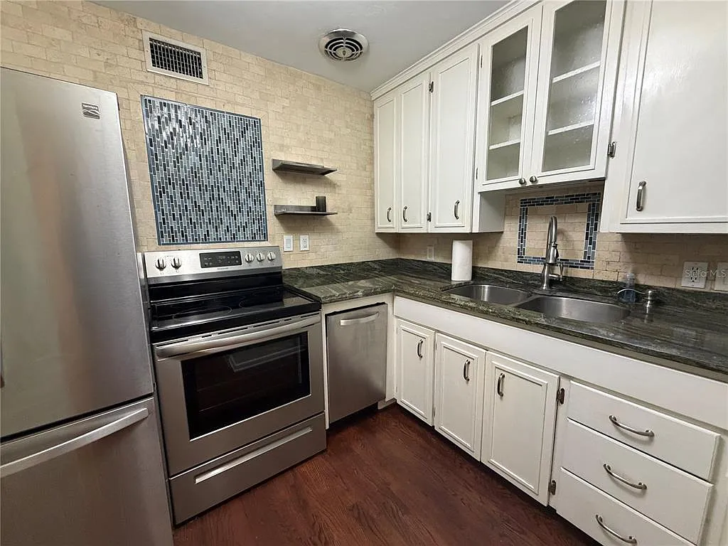 4 bed, 2.0 bath, 1292 sqft, $2,800 — Photo 3