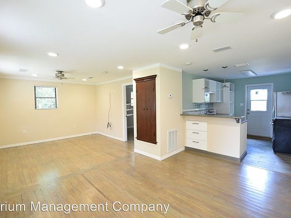 3rd image of 122 W Lake Mary Ave