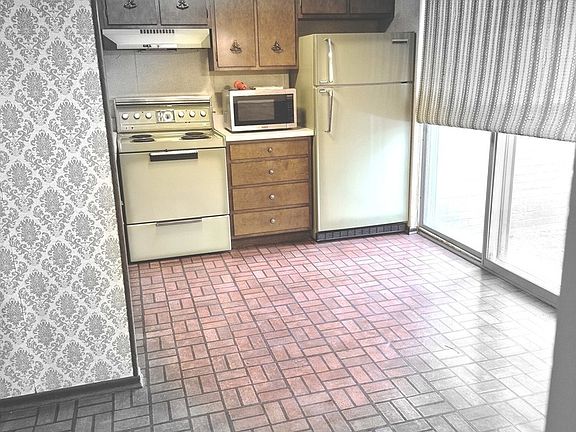 3rd image of 17W755 Standish Ln