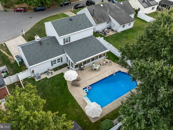 30 Birchwood Pl, Logan Township, NJ 08085