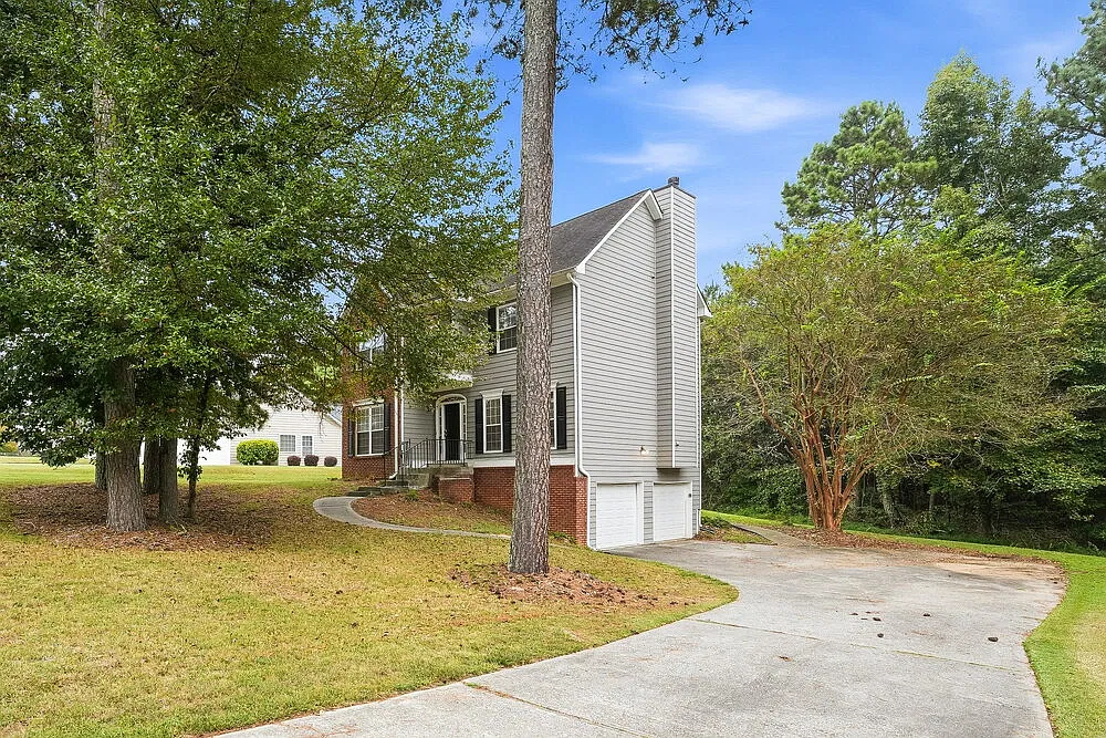 3 bed, 2.5 bath, 1909 sqft, $2,135 — Photo 2