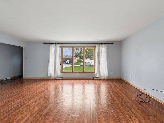 3rd image of 835 Latimer Ln