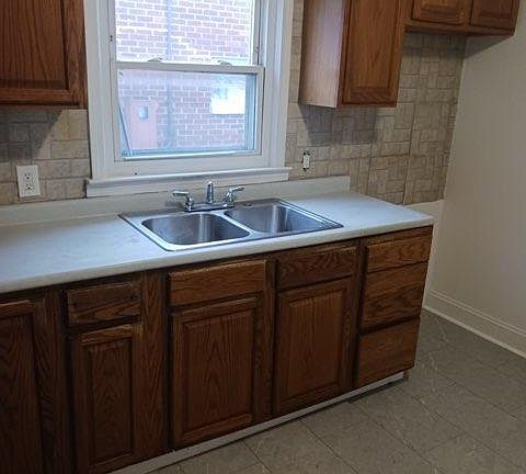4th image of 11519 Cadillac Ave