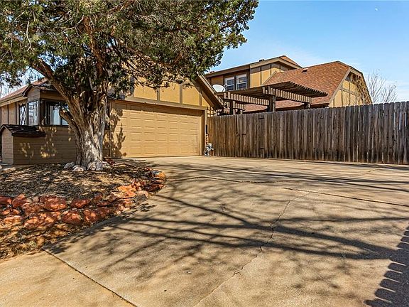 3rd image of 823 N Terrace Dr