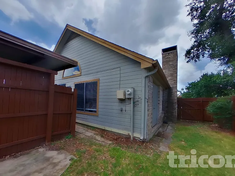 2033 Feather Ln — Photo 15