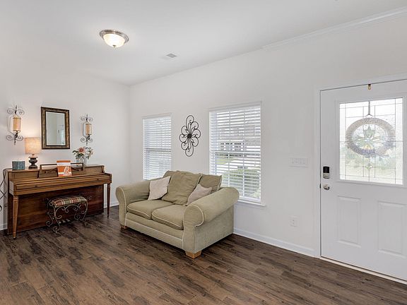 4th image of 201 Hartwood Lake Ln