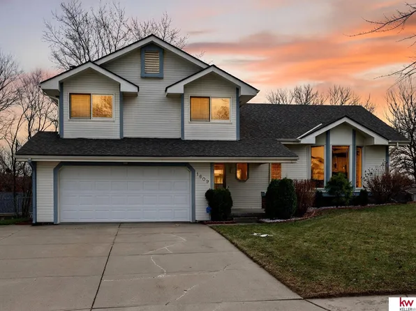1609 Madison Cir, Papillion, NE 68046