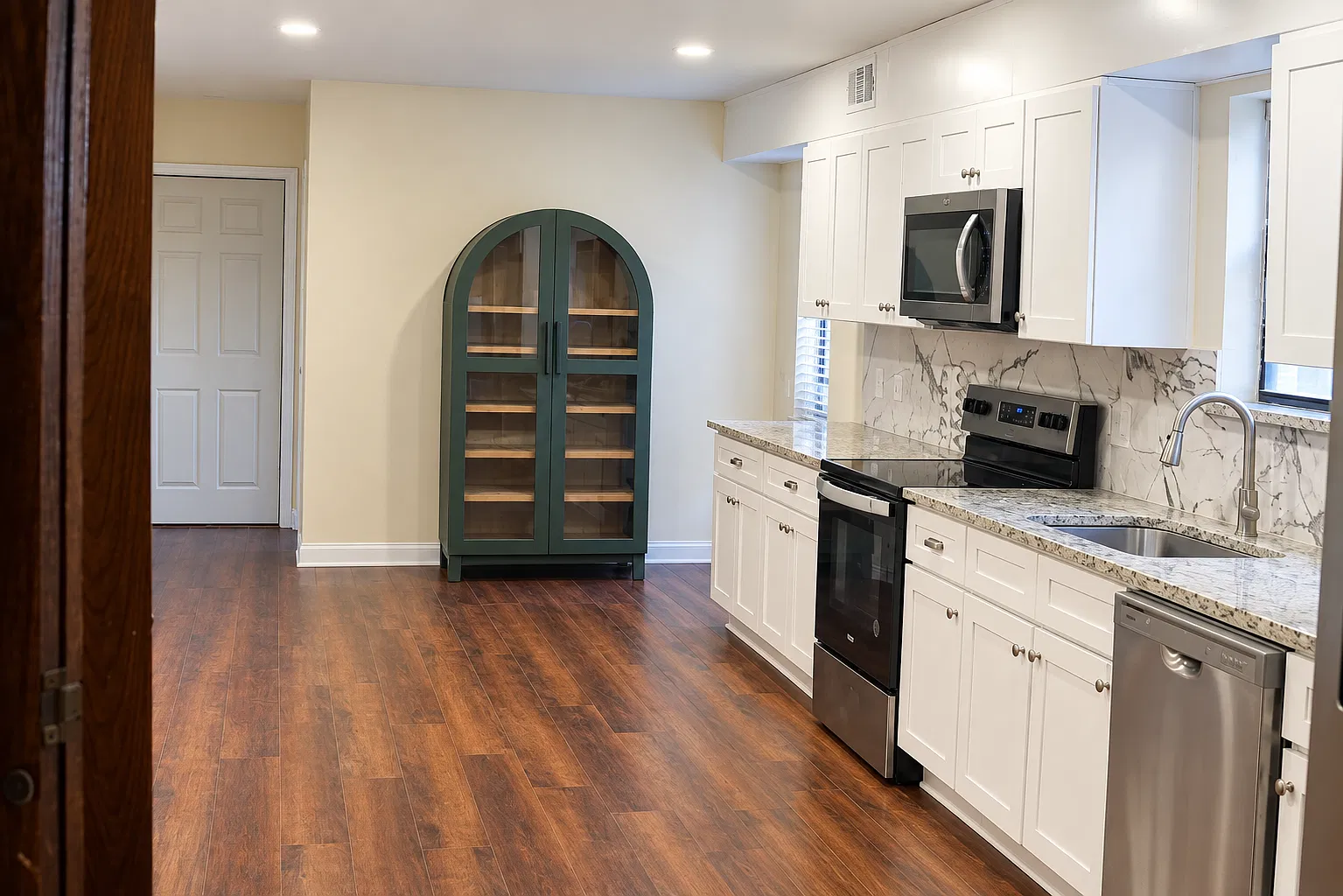 3 bed, 2.5 bath, 2048 sqft, $2,699 — Photo 4