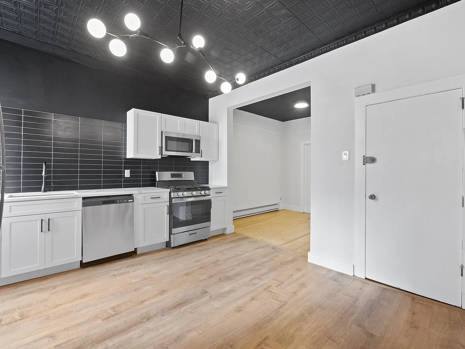 2 bed, 1.0 bath, $2,400 — Photo 3