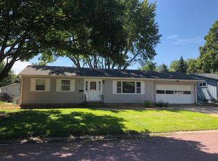 905 26th St, Spirit Lake, IA 51360