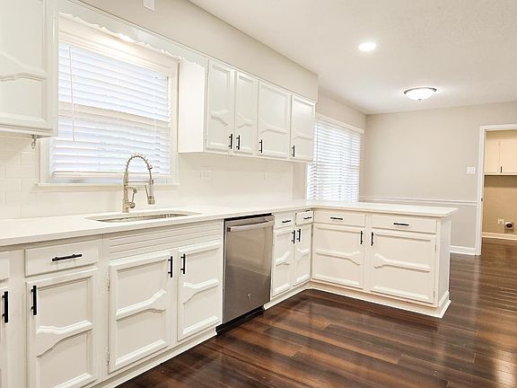 4th image of 5731 Ashbriar Ave