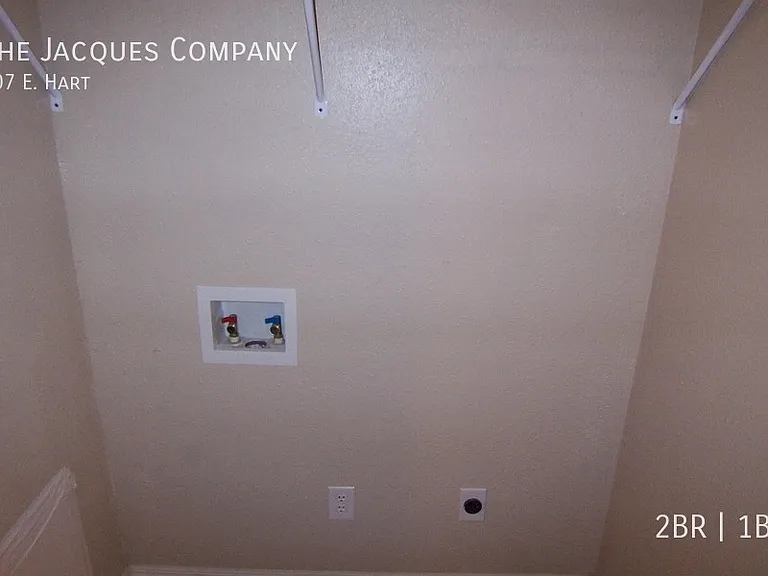 107 E Hart St — Photo 8