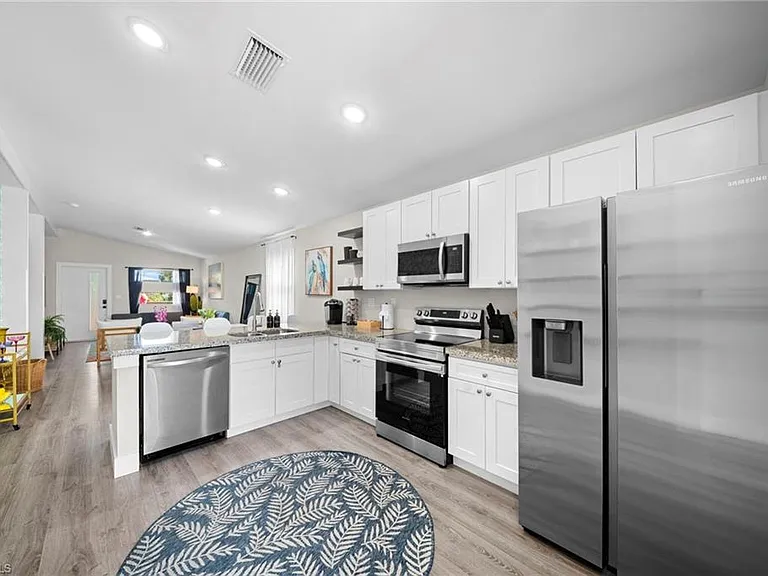 3260 Woodside Ave — Photo 11