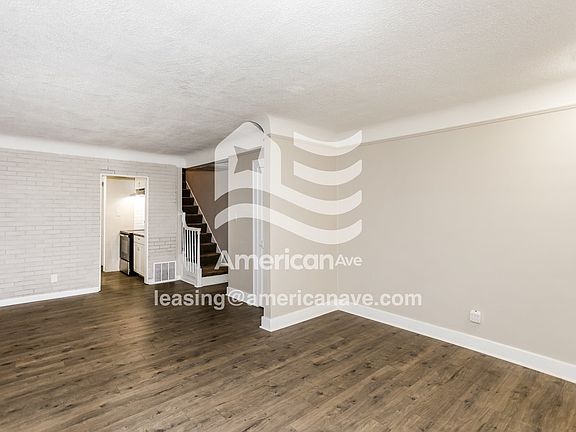 1064278_003_living_room_14137618.jpg
