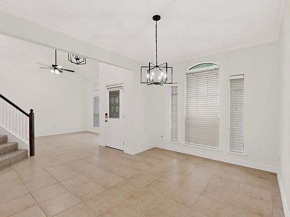 4th image of 817 Edmonton Dr