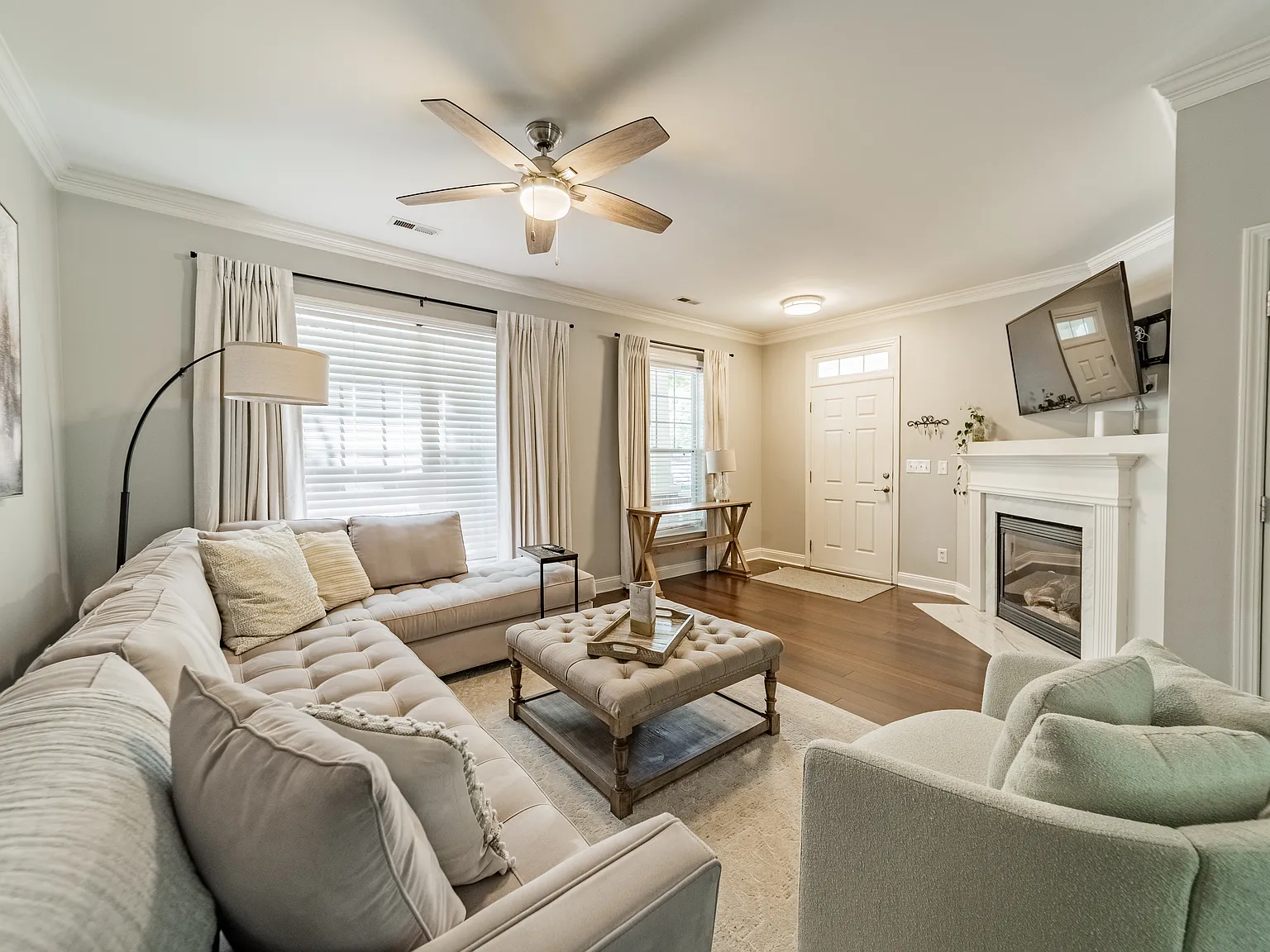 2 bed, 2.5 bath, 1600 sqft, $2,900 — Photo 3
