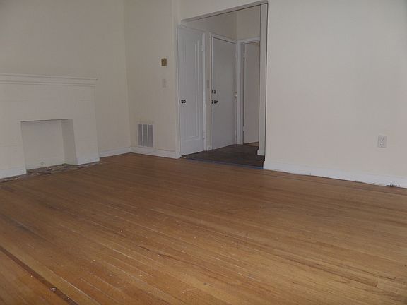 5th image of 1034 Jefferson Ave APT 4