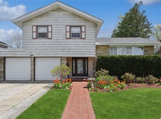 884 Park Ln, Valley Stream, NY 11581