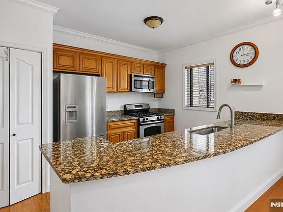 5th image of 528 52nd St APT 201