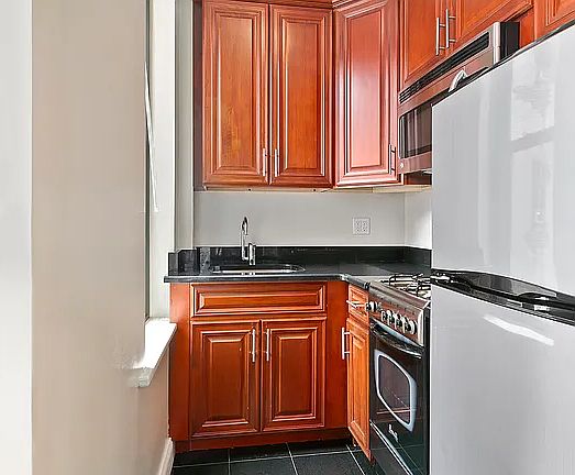 2nd image of 150 W 47th St APT 6G