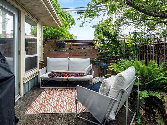 2nd image of 1019 N Park St #16