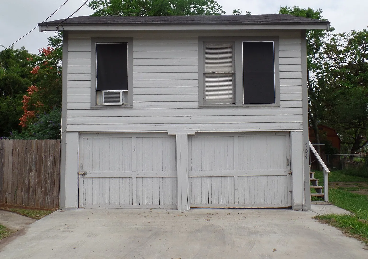 Efficiency Garage Apartment — Photo 3