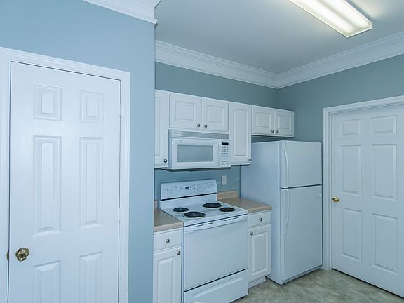 5th image of 1547 Cambridge Lakes Dr